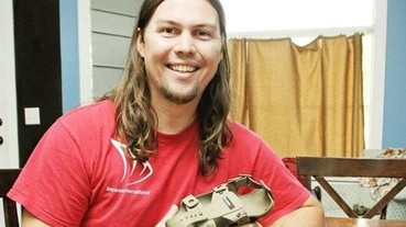 這名男子發明了「會跟人一起長大的鞋」 10 美元就能拯救無數窮人