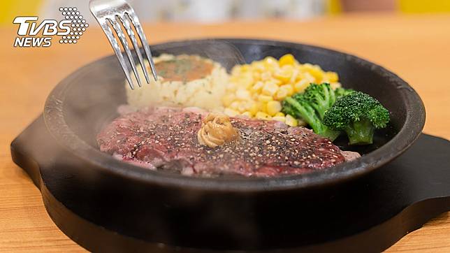 網友到牛排館用餐發現杯子超髒 (示意圖／TVBS)