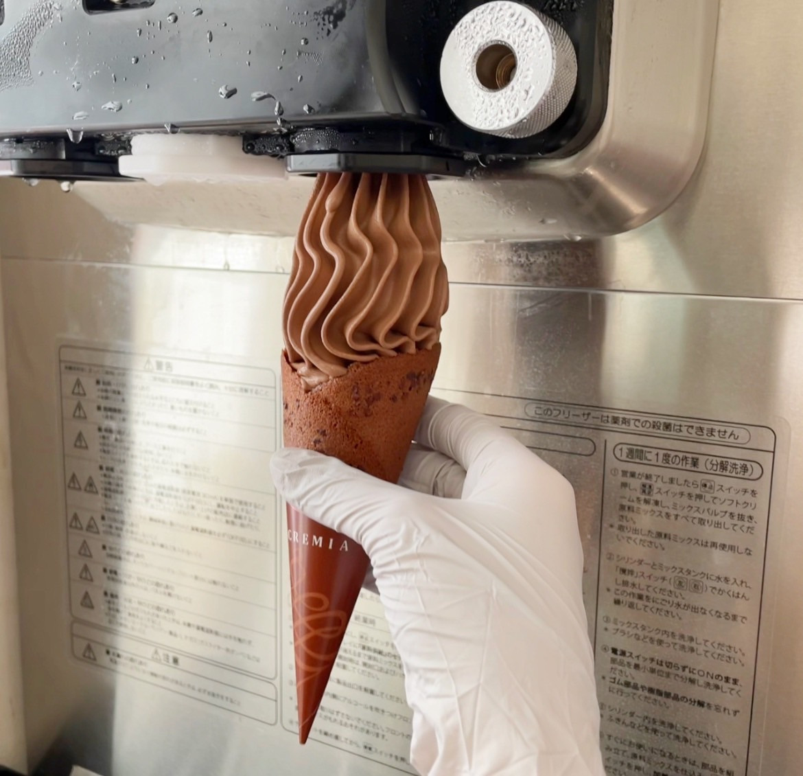 巧克力冰淇淋開賣！Cremia新口味「巧克力冰淇淋」香濃巧克力+巧克力甜筒「這裡」才有