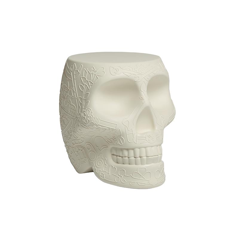 產品特色 極富未來感的設計 極簡與反諷的呈現方式使其品牌更具特色 產品介紹 QEEBOO是由Stefano Giovannoni創立的一個新世代義大利品牌，有著鮮明的意大利設計語彙，近年來積極開拓國際