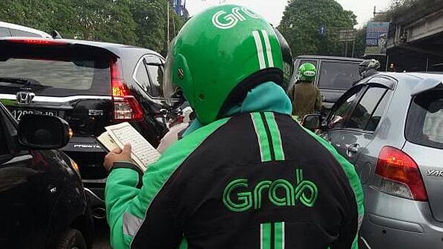 Dibonceng oleh Penumpang, yang Dilakukan Driver Grab Ini Bikin Kita Malu, Salut!