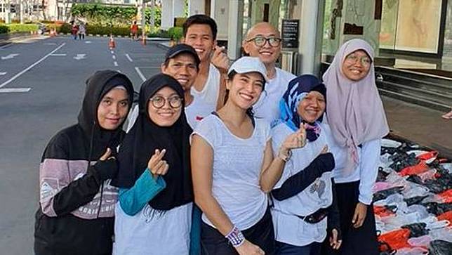 Aksi Dian Sastrowardoyo Rampok Kantong Plastik Dari Masyarakat