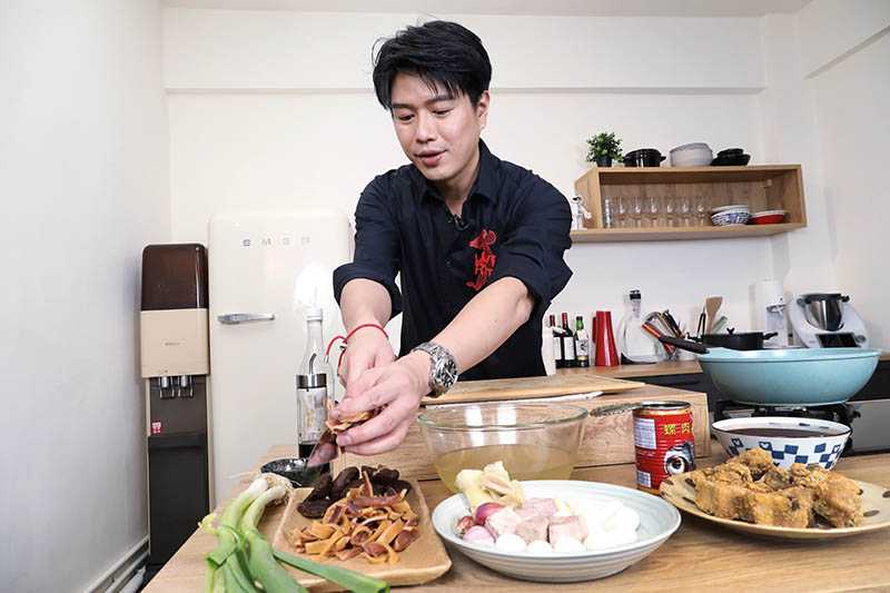 李易版的「魷魚螺肉蒜」，來自李家祖傳的食譜，料多實在、滋味鮮美。（攝影／林勝發）