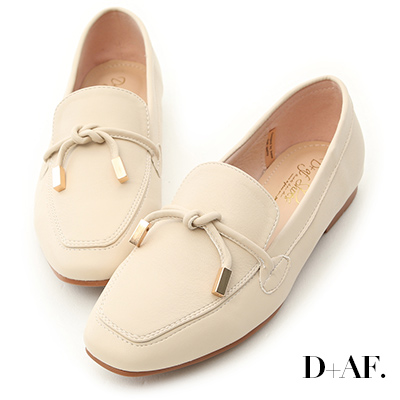 女孩們一定要入手的百搭樂福鞋鞋面小綁繩設計增添視覺層次感與變化防滑耐磨橡膠鞋底，加強與地面的磨擦力