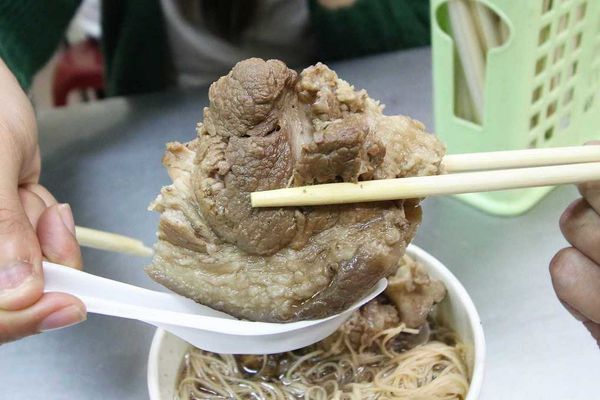 【新竹美食】納味飲食店-比拳頭還大的豬腳麵線-宵夜美食 【新竹美食】納味飲食店-比拳頭還大的豬腳麵線-宵夜美食