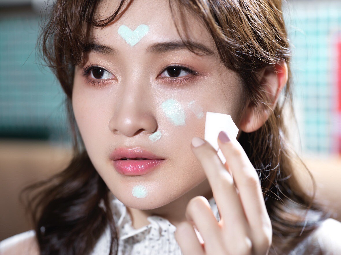 正確使用粉餅技巧！注意上妝４細節，畫出輕透不卡粉底妝