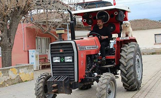 Gila! Petani Turki Pasang Sound System Seharga Rp26 Juta di Traktor