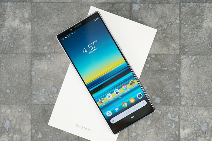 Sony Xperia 1 具備 21:9 CinemaWide 顯示螢幕，螢幕尺寸為 6.5 吋 4K HDR OLED 螢幕，由此看得出來 Sony 應該是把 Xperia 1 定位為過往 Premium 系列手機的後繼機種。