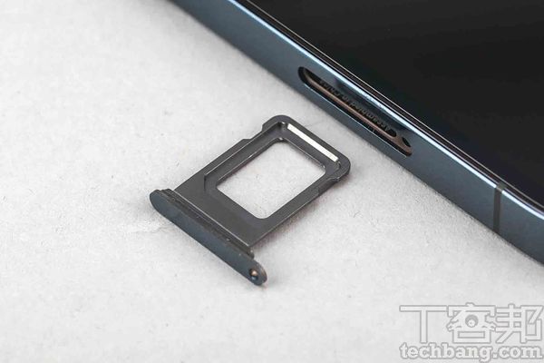 單卡槽設計雖然支援5G規格，但仍是採用單卡槽的設計。