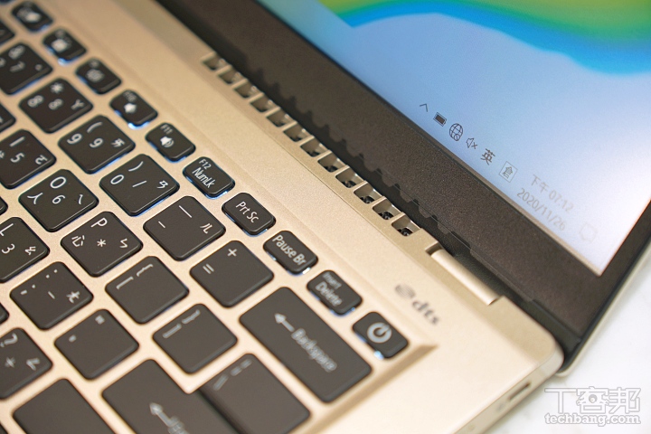 在展開螢幕後，由螢幕轉軸處下方來看，可見散熱孔隱藏於此。