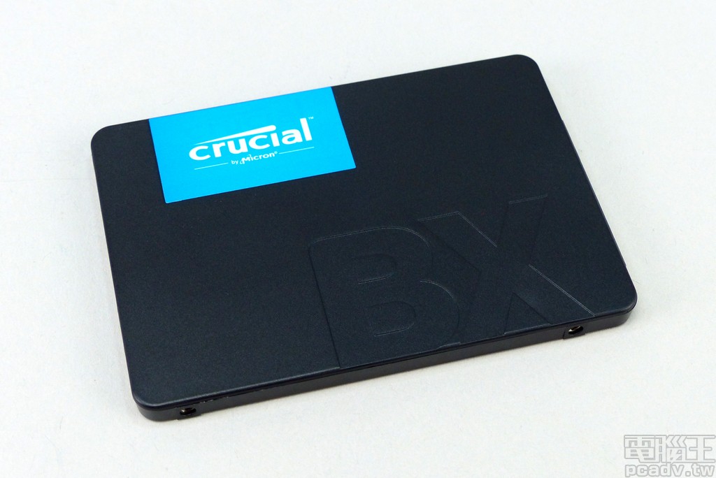 BX500 外殼改採塑膠材質，外殼模具預先設計 BX 圖樣，Crucial 品牌商標為貼紙