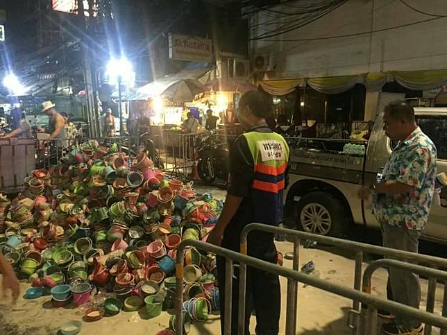 สุดเละ! เผยภาพขยะกองโต ที่ประชาชนทิ้งไว้ หลังเล่นน้ำสงกรานต์