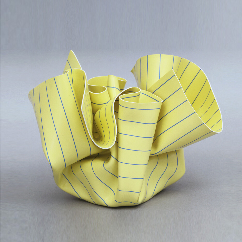 為身為喜好收藏或設計師、藝術家的你打造獨一無二的商品。 這款鎮紙明顯體現了設計師Tibor Kalman的機靈風格，鎮紙由剛性的絲網印刷乙烯基材料製成，手工弄皺並包裹在鋼製砝碼上。 Tibor Kal