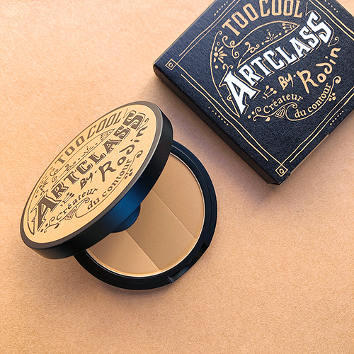 混合深色和淺色的粉餅，用打陰影的方式從下巴到臉頰和法令紋。