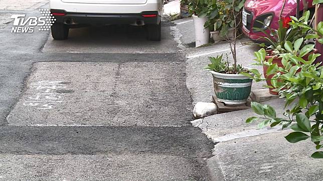 臨停透天厝門前爆衝突　駕駛怒：常來檢舉