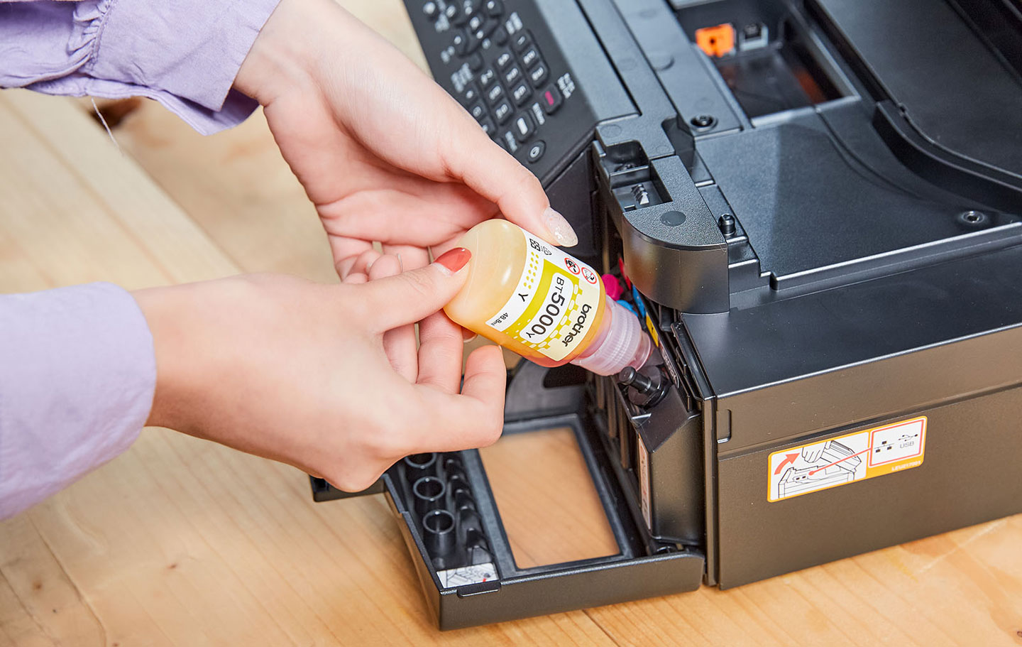 依序將墨水注入對應墨槽即可完成注墨。