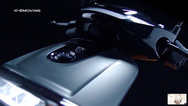 前斜板上有內建行車記錄器。