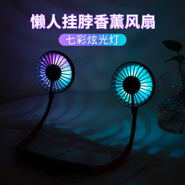 品名 頸掛式雙風扇 商品介紹 雙頭設計左右兩側同時送風 體積小巧掛在脖子上辦公野餐海濱逛街讀書登山運動釣魚開車購物旅遊看球賽等必備隨時降低酷暑的高溫讓浮躁的心安定下來 免手持人體工學設計360度旋轉調