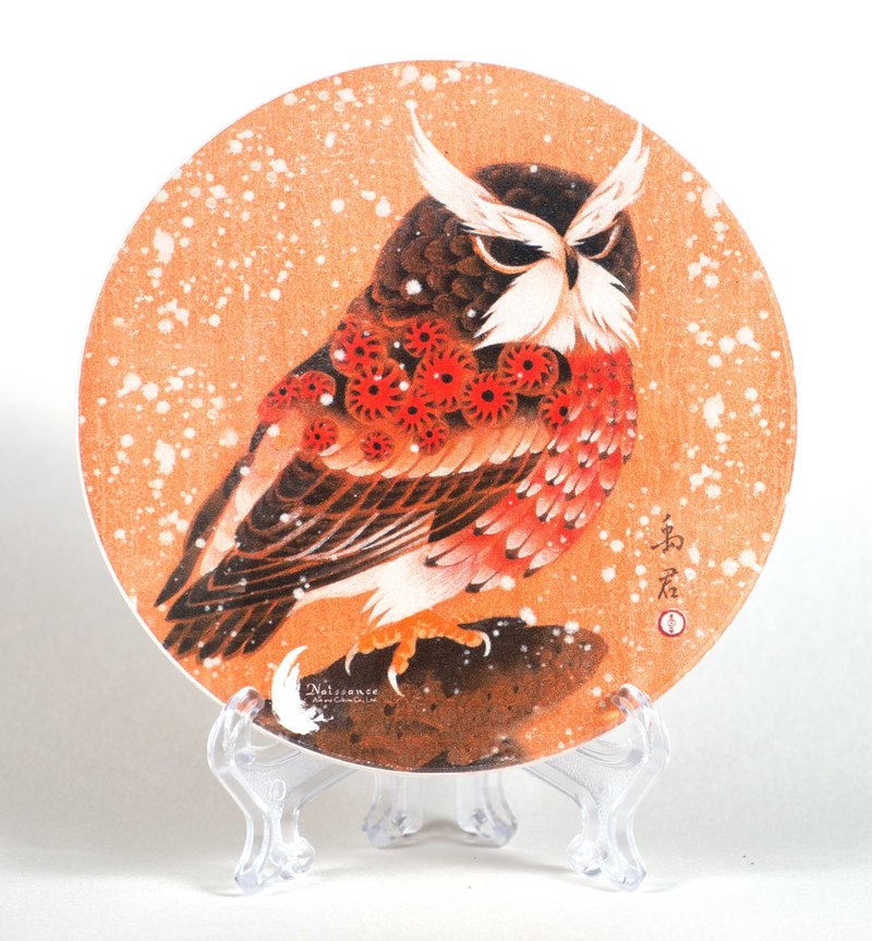 膠彩畫是固有之東方繪畫元素，用鮮豔的天然寶石、岩石、礦物、貴金屬等研磨成粉末調和動物膠熬煮之後調合製作而成，在效果呈現上可中可西，可清雅脫俗，可富麗堂皇。近年來從事膠彩藝術創作者漸增，郭禹君老師憑藉著