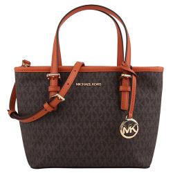 ◎●國際時尚 完美表現|◎●典雅不凡 通勤休閒必備款|◎品牌:MichaelKors/MK品牌定位:國際精品背法:手提包款:斜背包/側背包顏色:棕色系外層材質:PVC/合成皮內層材質:合成皮/PVC流