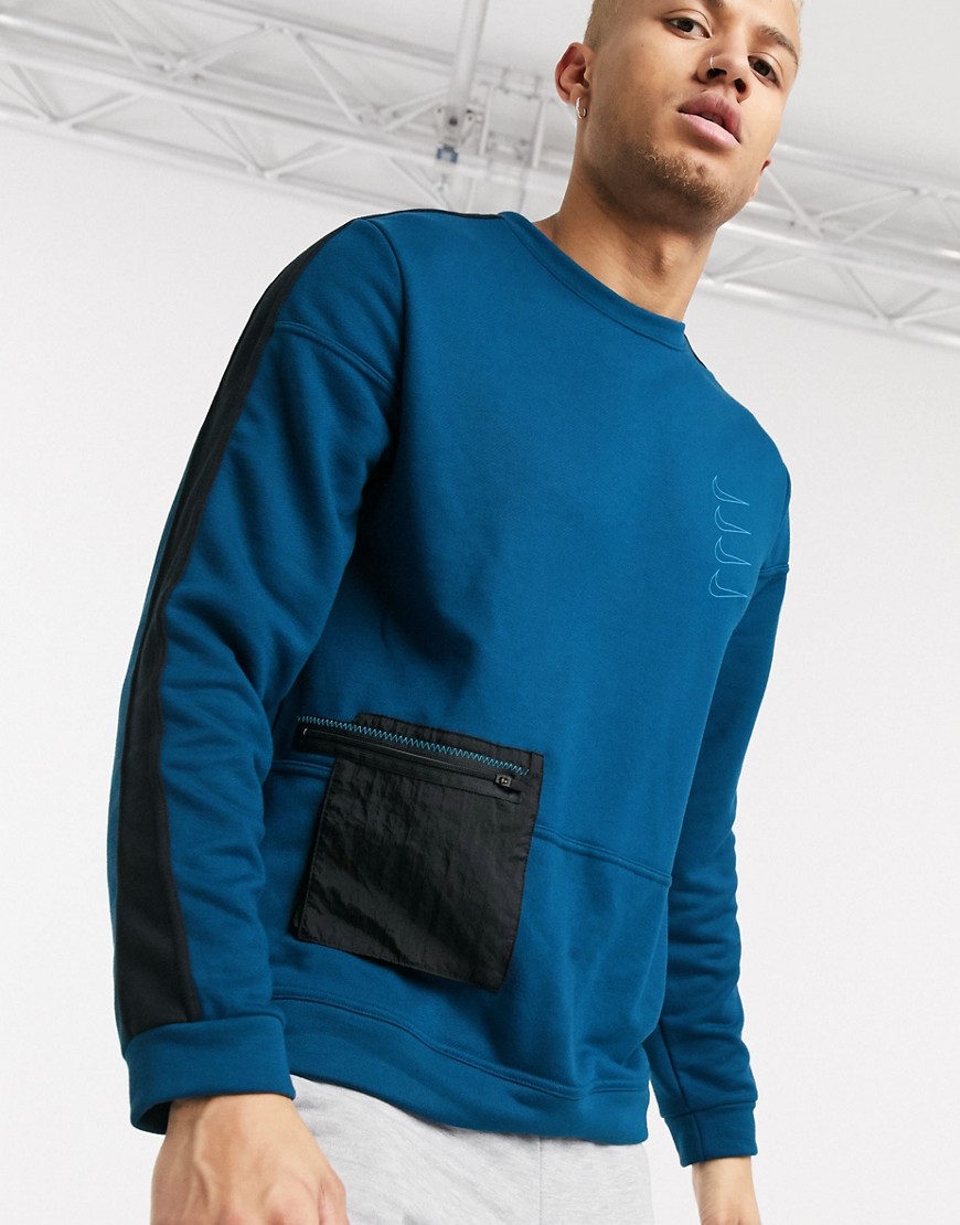 Sweatshirt by Nike For the gym or your everyday thing Crew neck Dropped shoulders Contrast zip pocke