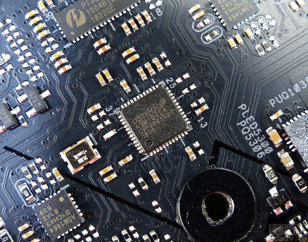 背板 I/O 與 HDMI 較為接近的 2 個 USB 3.1 Gen1 連接埠，由 1 條銜接至晶片組的 PCIe 通道，採用 ASM1042A 控制器晶片轉換