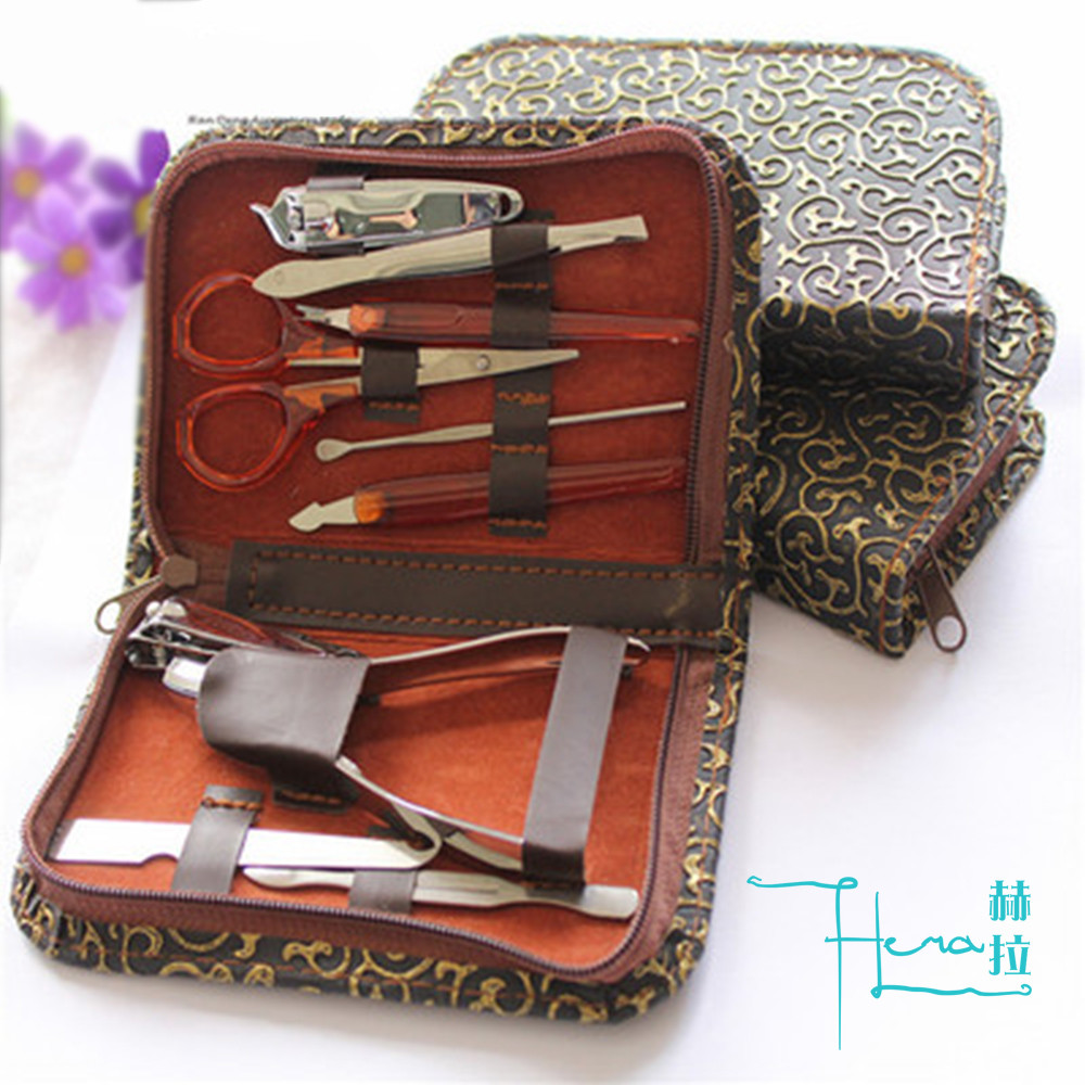┤商品說明├ 【Hera 赫拉】立體花紋包裝美甲/指甲10件套組 指甲刀套裝、美容套、指甲鉗美甲工具/十件套， 不鏽鋼材質，堅固耐用；美甲、修眉、美容等輕鬆 搞定，方便你的生活。 更多商品可搜尋關鍵字