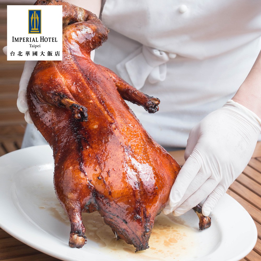 1.本優惠專案不含早餐，如需早餐需加價$550/客＋10％，房客享85折2.本專案所附套餐(港式片皮鴨一份附餅皮 港式片皮鴨料理：鮮美鴨骨粥/彩椒爆鴨柳/生菜鴨鬆/蔥薑鴨骨煲/酸菜鴨骨湯，五選二)可於