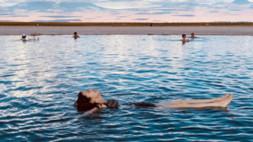 白安旅程跑遍半個地球 漂浮鹽湖裡享受無重力