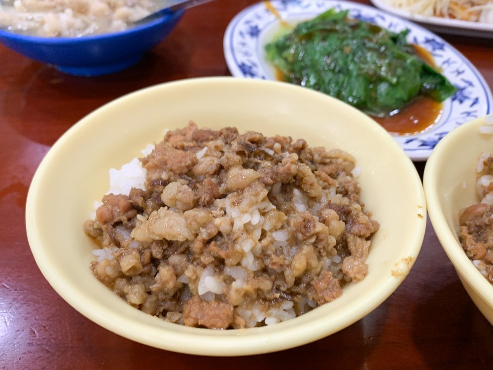 三元號魯肉飯 建成圓環魯肉飯 魚翅肉羹 用餐時間高朋滿座近寧夏夜市 Line旅遊