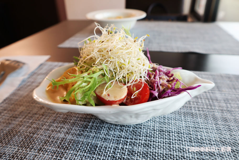 竹北平價美食餐廳推薦流浪貓香草義式廚房，竹北新開幕寶可夢主題美食餐廳！貓奴們快來找主子