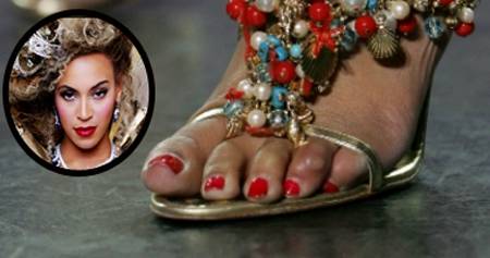 Iyuh, Kaki 13 Seleb Dunia Ini Nggak Semulus Wajahnya, Nomor 7 Paling Bikin Ilfeel!