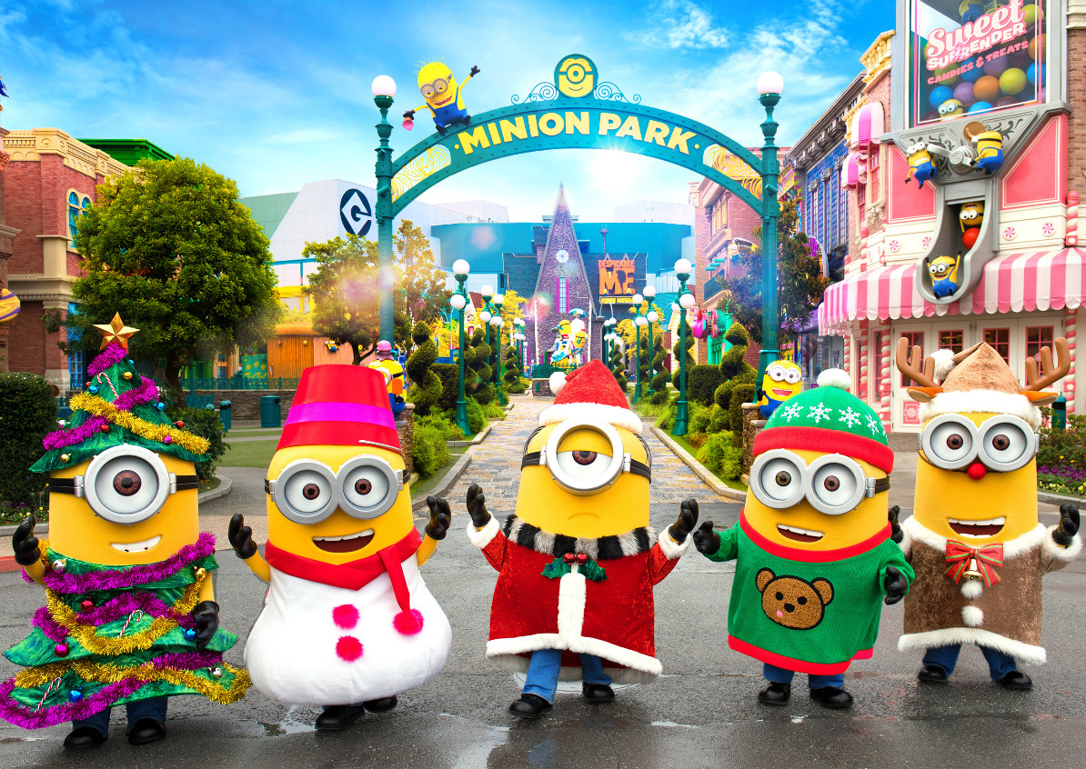 其他像是小小兵、史奴比、Hello Kitty、芝麻街等角色也會以聖誕節裝扮迎接大家