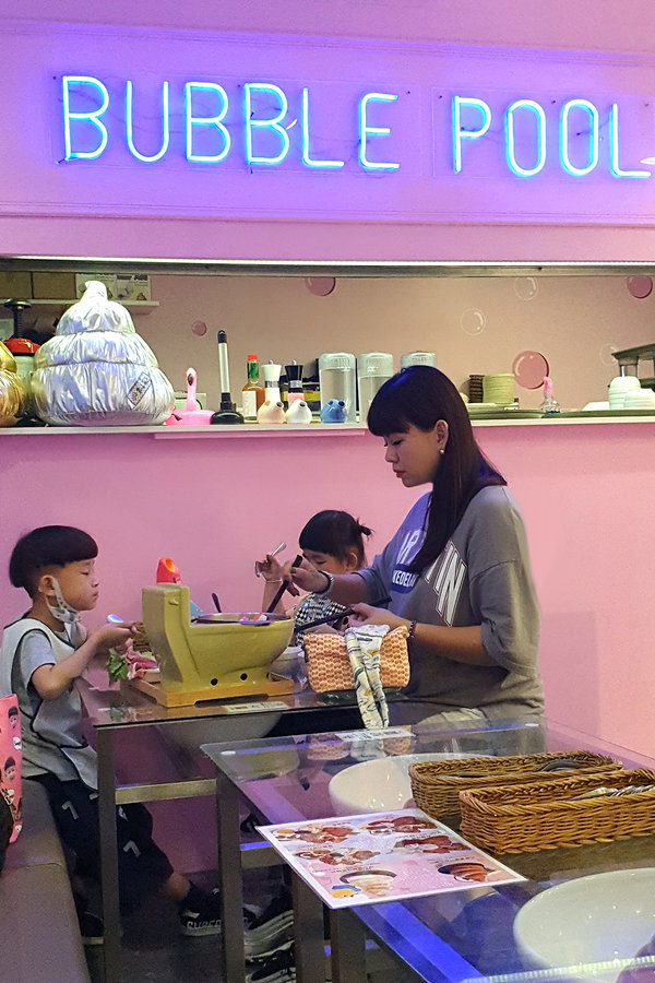 士林打卡餐廳-便所歡樂主題餐廳，士林網美下午茶餐廳，有廚師現點現做好吃餐點，價錢不貴好拍好玩，適合聚會、包場的士林ig打卡餐廳