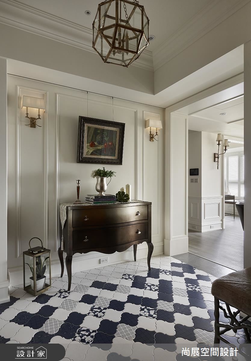 另一個以灰、藍、白配色的地磚，採用不同紋路的花磚做出空間區隔，搭配出一個較為簡約冷調的美式風空間。