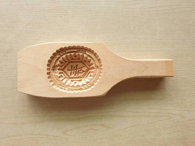  紅龜粿上常見有吉祥、富貴的龜甲花紋模具(圖片來源／LiINE 熱點)