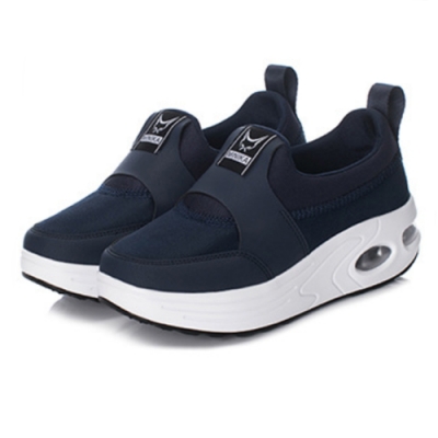 著重舒適感的輕量休閒健走球鞋 採用透氣網布+超纖皮革舒適透氣 4.5cm厚底減壓逛街無負擔 正常鞋板，選擇平時穿著尺寸即可