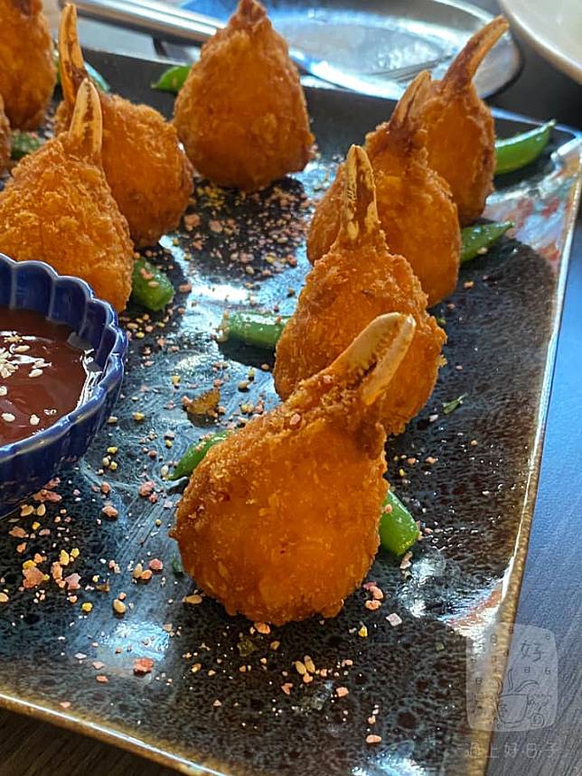 ▲炸蟹鉗熱燙鮮香，是道搶手的功夫菜。