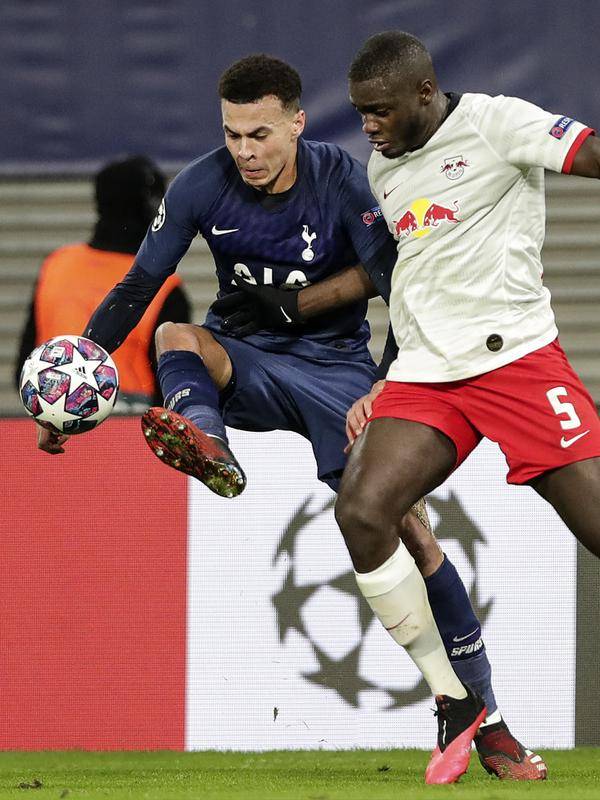 Gelandang Tottenham Hotspur, Dele Alli mengontrol bola dari kawalan bek Red Bull Leipzig, Dayot Upamecano pada pertandingan leg kedua babak 16 besar Liga Champions di di Red Bull Arena, Jerman (10/3/2020). RB Leipzig menang telak atas Tottenham 3-0. (AP Photo/Michael Sohn)