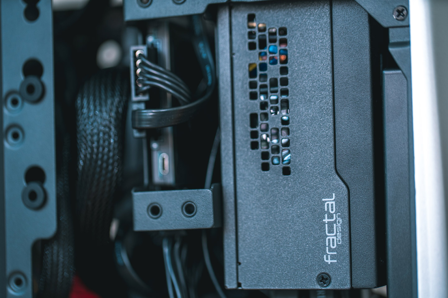 在電源供應器旁也有可調式的第二儲存設備支架，可再加掛另一組 3.5 吋 HDD 或是兩組 2.5 吋 HDD 或 SSD。