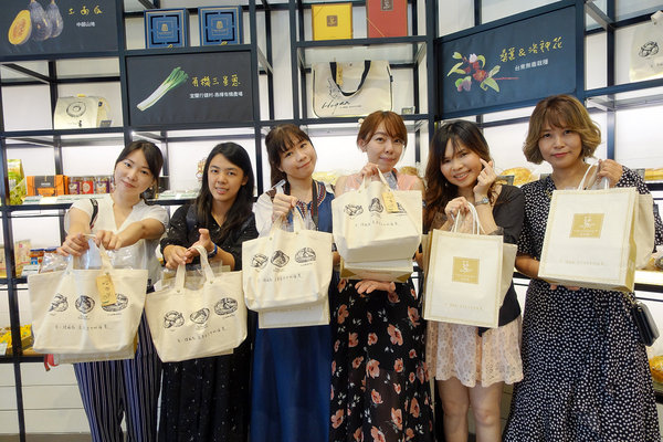 哈肯舖淨生吐司、桑葚優格吐司，使用聯華潔淨認證麵粉，成分天然、八大無添加，嚴選好食材低溫發酵手感烘焙，安心美味的生吐司