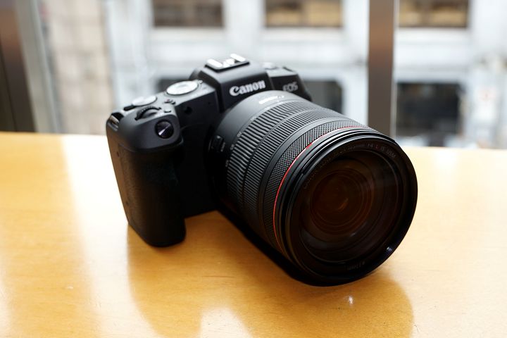 比一杯咖啡還輕！Canon EOS RP 全幅無反相機在台開賣，售價 42,900 元起。