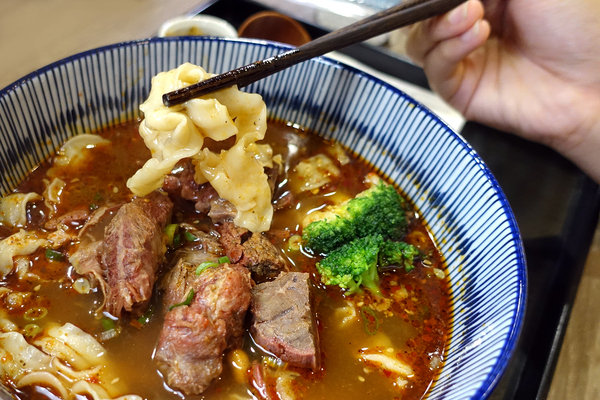 台灣郎正宗牛肉麵-松江南京站好吃牛肉麵，清燉/紅燒/蕃茄/咖哩牛肉麵、油潑抄手麵、手工水餃，中山區牛肉麵推薦(附台灣郎正宗牛肉麵菜單)