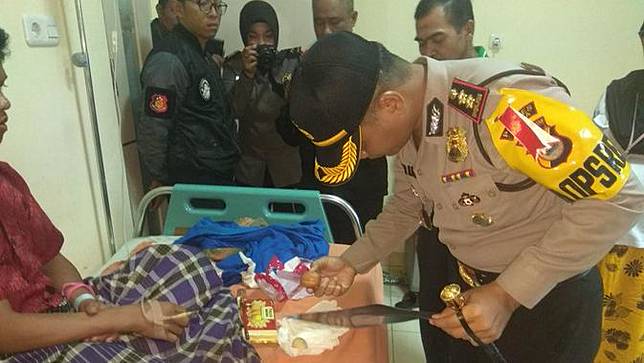 Kapolres Gowa Periksa Langsung Telur Yang Keluar Dari Dubur Akmal (Liputan6.com/ Eka Hakim)