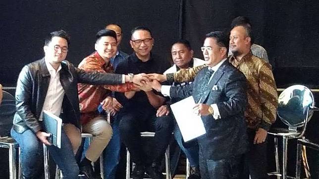 Polemik antara YouTubers Rius Vernandes dan Garuda Indonesia berujung damai.