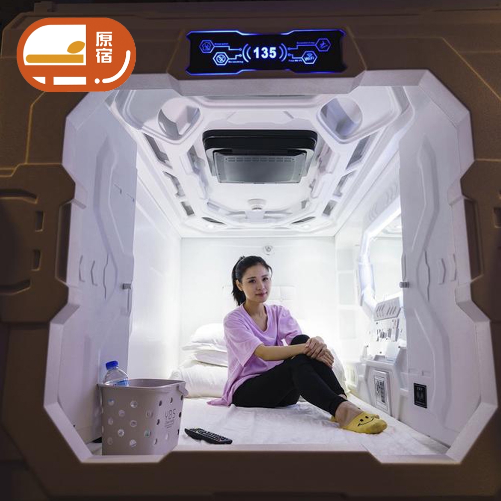 1.本券可1人入住男生/女生區單人豎艙乙晚。2.本券限平日使用(星期日到星期四)。3.住宿旅客能夠使用本飯店客房的時間為下午3時至翌日上午11時止。4.逾時使用每小時將收取一百元的費用。5.入住時櫃台