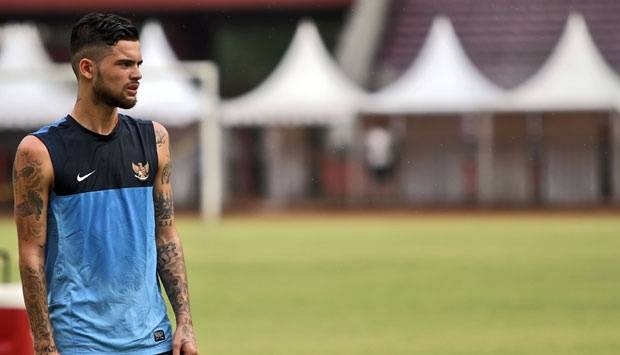 Pemain Timnas Indonesia, Diego Michels dalam  latihan lapangan perdana persiapan Pra Piala Asia di Gelora Bung Karno, Jakarta, Jumat (8/3). Jelang pertandingan Pra Piala Asia melawan Arab Saudi tanggal 23 Maret 2013 baru enam pemain yang bergabung dengan timnas yaitu, mario Aibekob, Anggi Yusuf, Husin Rahanimas, Diego Michels, Okto Maniani, Raphael Maitimo. TEMPO/Seto Wardhana