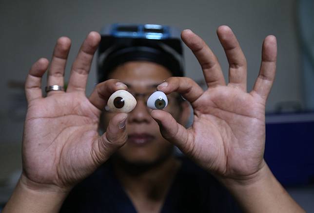 Rizwan Ilyasin, seorang Okularis atau pembuat bola mata palsu, saat membuat bola mata palsu di Ciputat, Tangerang Selatan, Banten, Rabu (10/01/2018). Bola mata palsu yang berbahan baku akrilik ini diperuntukan untuk penyandang tunanetra yang berfungsi mencegah jatuhnya kelopak mata serta menjaga agar air mata dan kotoran dapat mengalir kesalurannya. Harga satu bola mata mencapai Rp7 juta. (KOMPAS.com / ANDREAS LUKAS ALTOBELI)