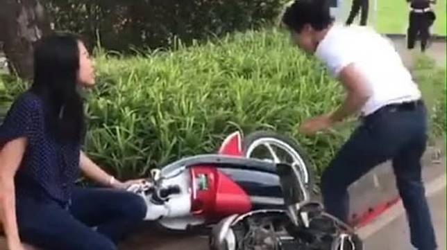 Seorang pria berbaju putih nekat menghancurkan motornya sendiri karena tidak terima ditilang petugas kepolisian di Pasar Modern BSD, Serpong, Tangerang Selatan. (screenshot video viral)