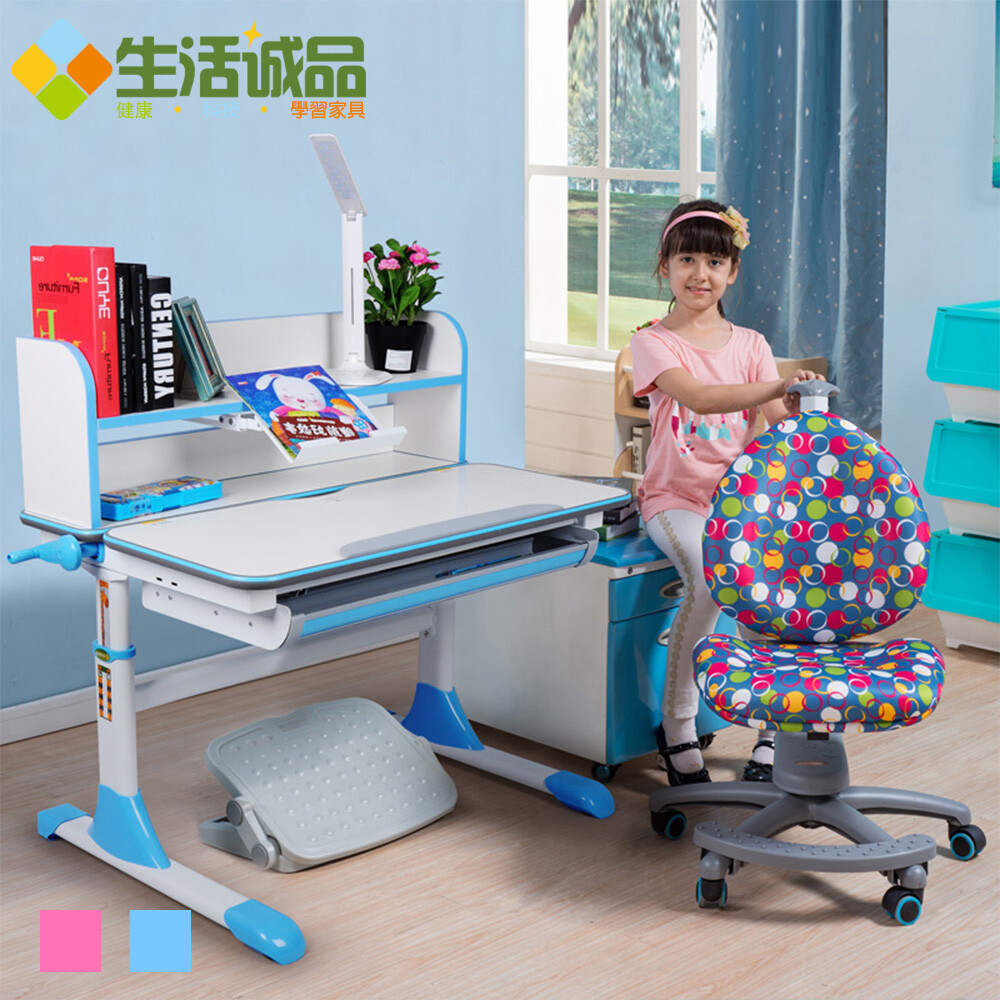 歡慶加碼贈 【LED觸控檯燈】 產品特色： 1.簡單容易的手搖升降設計，可以根據身高變化，調整合適高度，讓孩子舒適學習。 2.桌面可多角度傾斜，滿足孩子讀、寫、畫畫等需求，培養正確的使用距離。 3.附